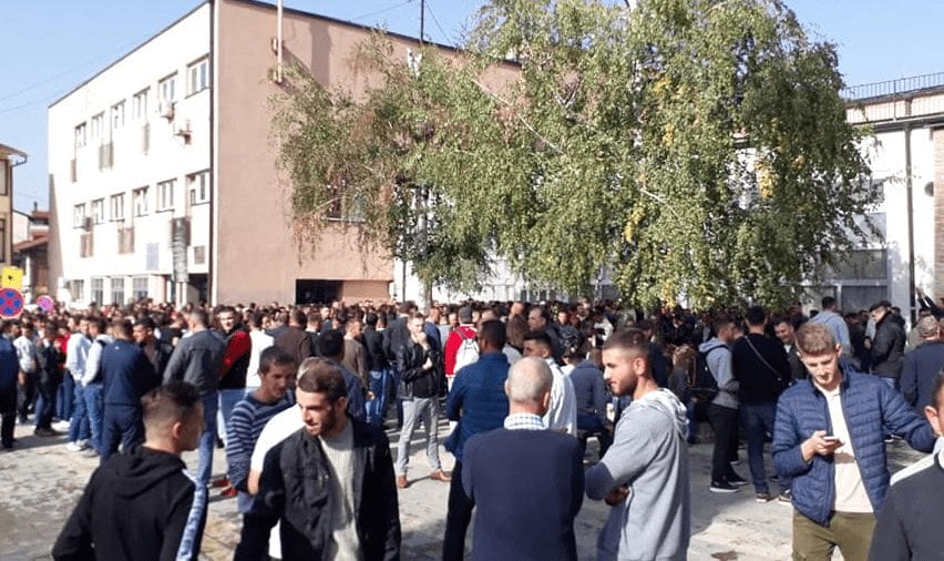 Burim Piraj thirrje qytetarëve të mos e lëshojnë Kosovën
