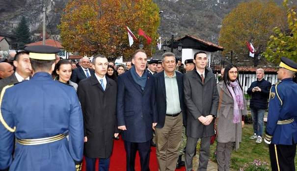 Limaj: Prizreni u zbukurua me shtatoret e heronjve të Ymer Prizrenit, Abdyl Frashërit dhe Sylejman Vokshit