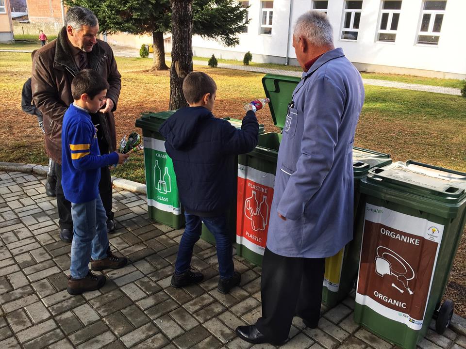 Shporta për riciklimin e mbeturinave në shkollën e Bresanës (Video)
