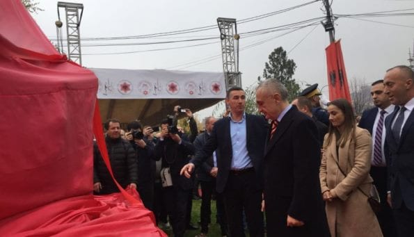 Krerët e Qeverisë së Shqipërisë dhe Kosovës bashkë në Prizren përurojnë shtatoret e liderëve historikë