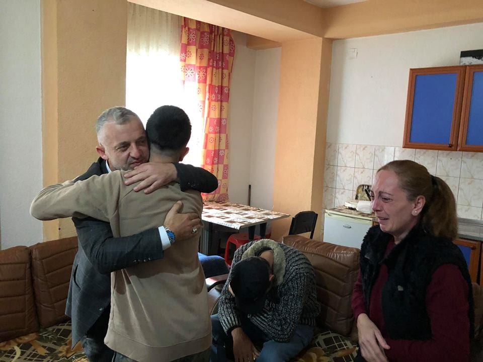Halil Kastrati bën me banesë të re familjen nga Tetova