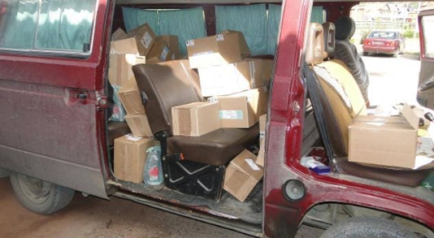 Serbët ilegalisht fusin furgon me mallra në Kosovë, ndalohen nga KFOR-i