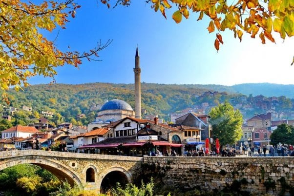 28 familje në nevojë në Prizren e Dragash bëhen me shtëpi për festën e 28 Nëntorit