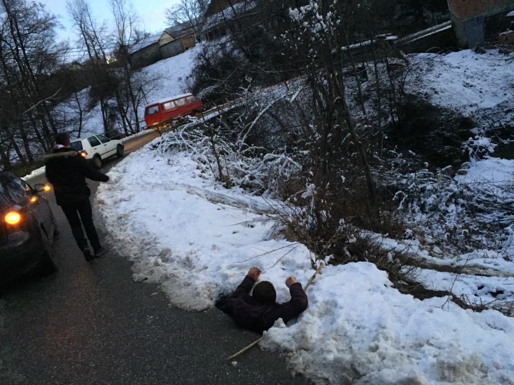 Dragash: Qytetari bije ne gropë e cila ishte mbuluar nga Bora