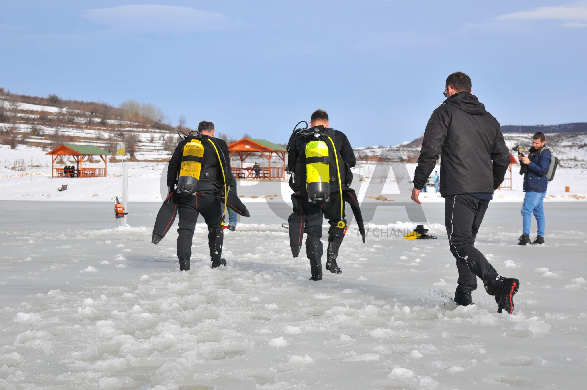 Antarët e klubit të zhytjes Prishtina testuan vetën nën akullin e liqenit të Breznës (Video, Foto)