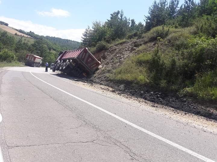 Sërish është aksidentuar një kamion në dalje të fshatit Plavë të Dragashit
