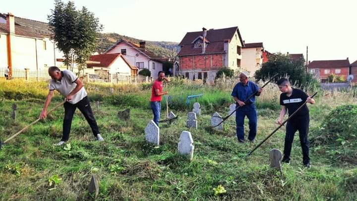 Banorët e fshatit Bresanë pastrojnë varrezat në prag të festës së Kurban Bajramit
