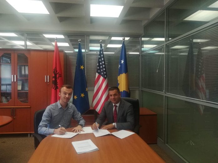 Dretori i Arsimit Vloran Cenaj ka nënshkruar memorandum bashkëpunimi me përfaqësues të Busulla.Com