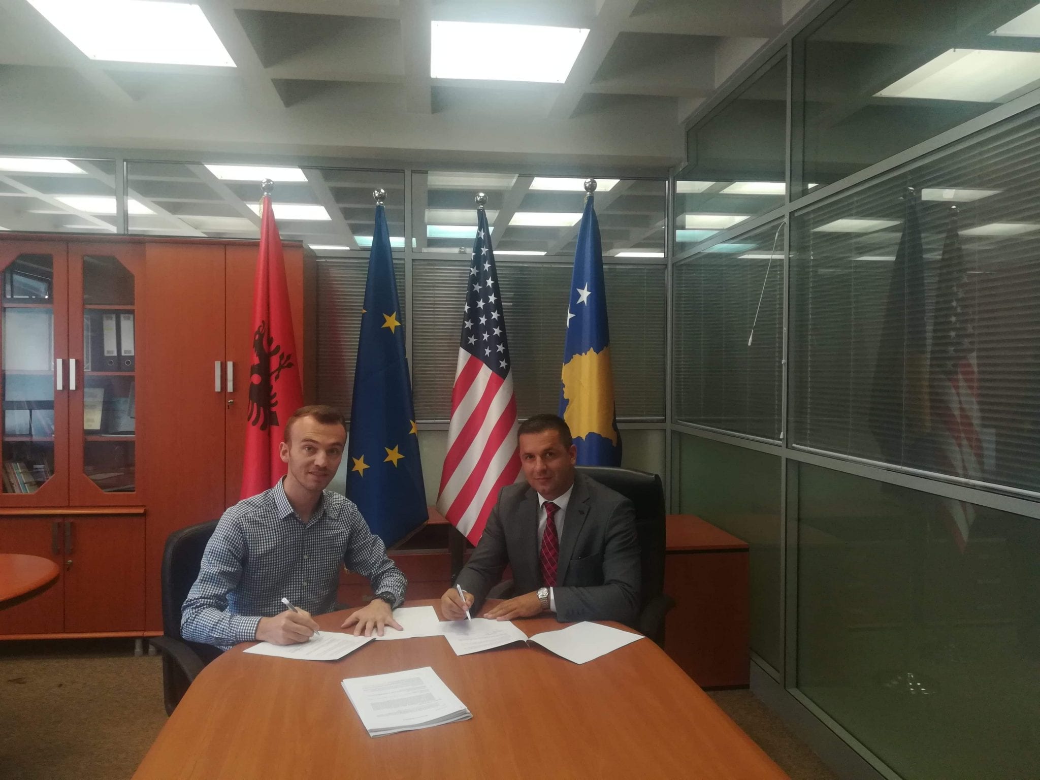 Dretori i Arsimit  Vloran Cenaj ka nënshkruar memorandum bashkëpunimi me përfaqësues të Busulla. Com