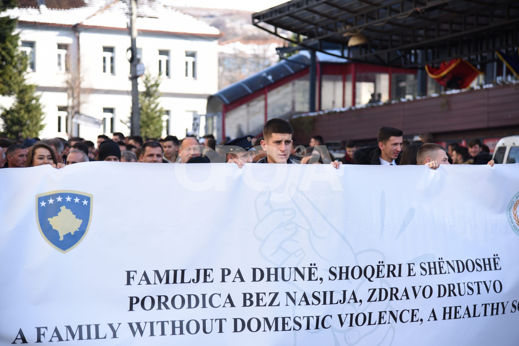 “Familje pa dhunë, shoqëri e shëndoshë”, marsh i organizuar kundër dhunës në familje (Video, Foto)