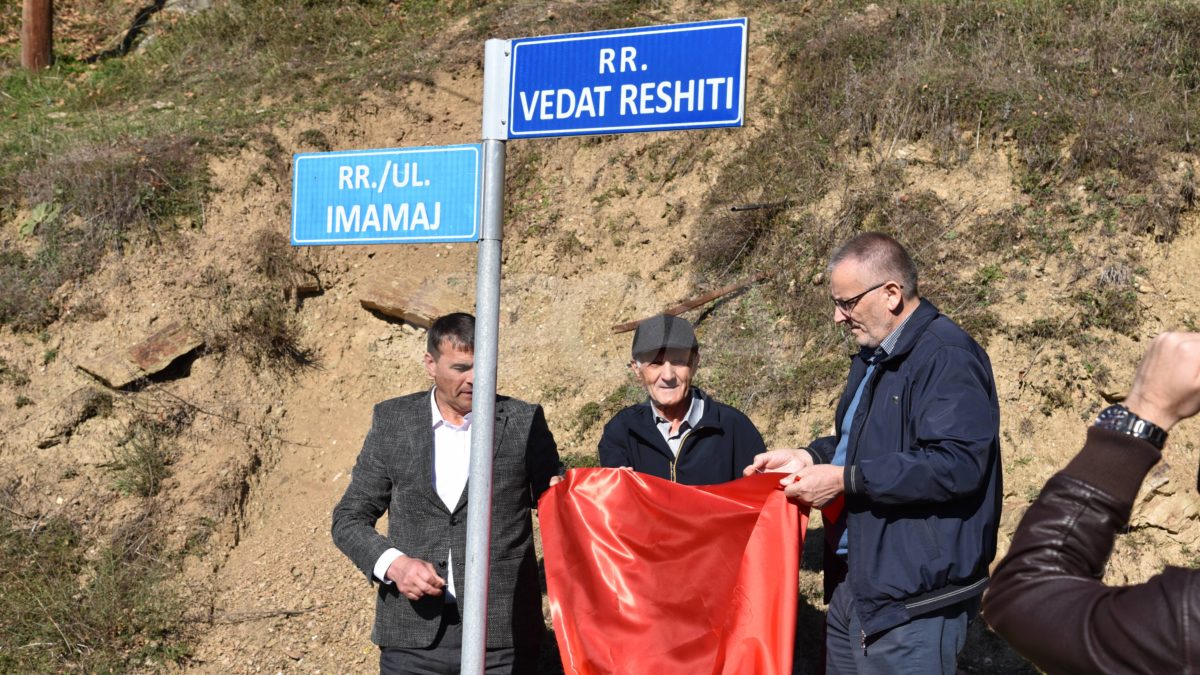 Sot në Bresanë u zbulua tabela në rrugën me emrin e veteranit “Vedat Reshiti” (Video, Foto)
