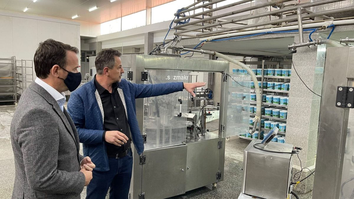 Ministri Faton Peci, vizitoi qumështoren Sharri, premton përkrahje Institucionale