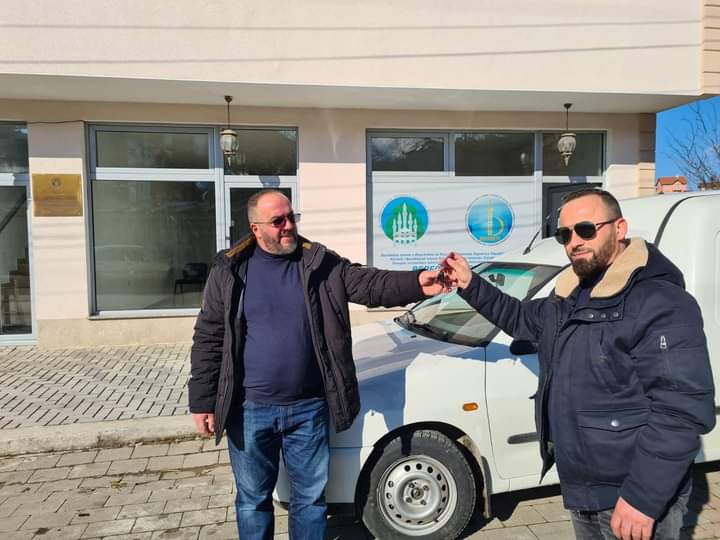 Mërgimtari nga Opoja dhuron një veturë për Këshillin e Bashkësisë Islame në Dragash