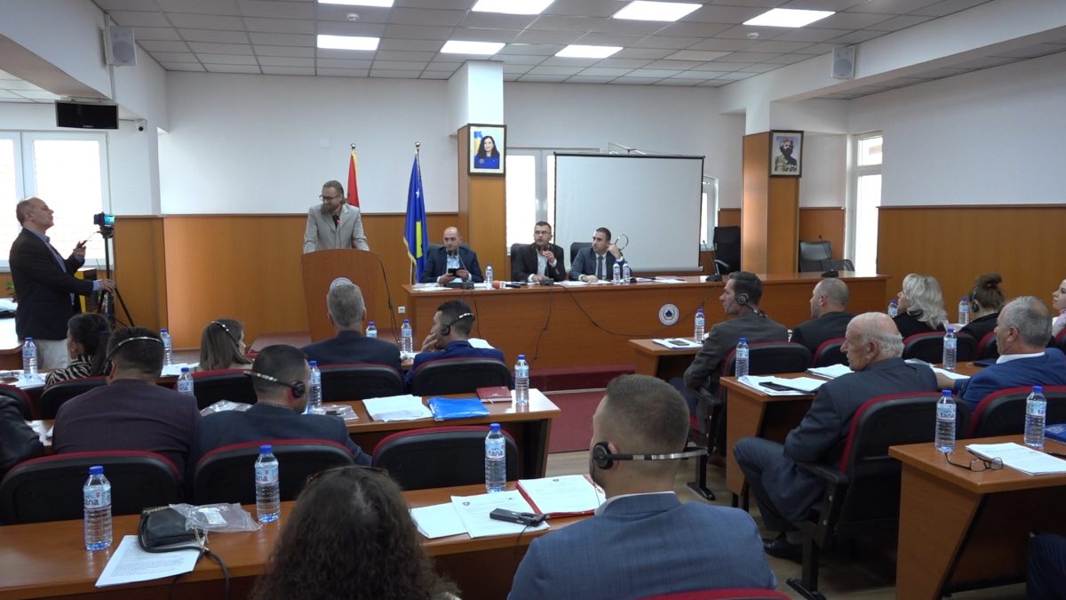Pas përplasjes verbale në asamble, Nedžmidin Sejdilar kërkon shkarkimin e drejtorit të arsimit, Selim Kryeziu