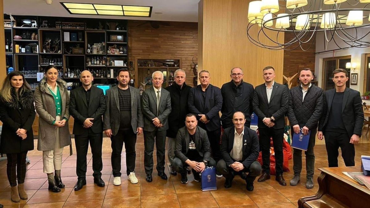 Kryetari dhe drejtoresha e DKRS-së pjes në takimin e Lidhjës Rajonale të Futbollit në Prizren