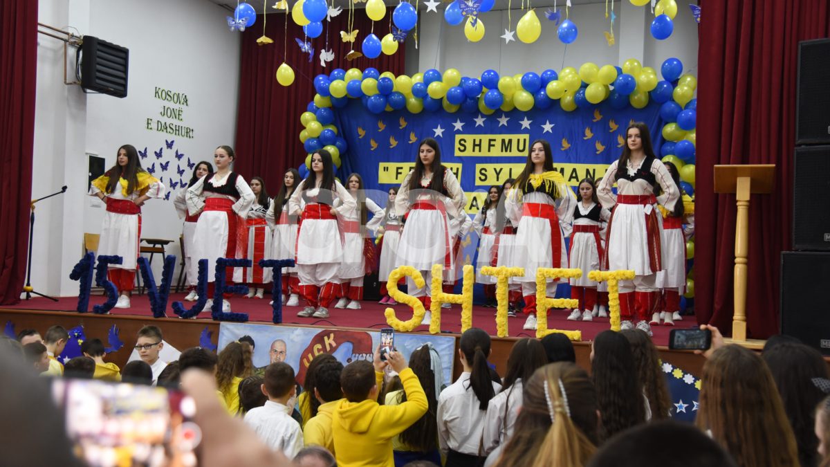 Manifestimi i ditës së pavarësisë nga nxënësit e shkollave fillore në Dragash (Video, Foto)