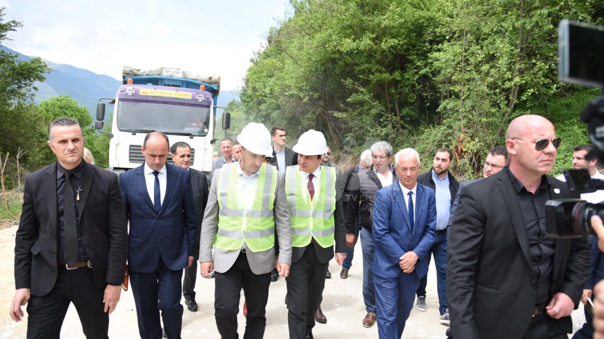 Kryeministri Kurti ka vizituar nga afër punimet në segmentin rrugor Plavë-Dragash (Video, Foto)
