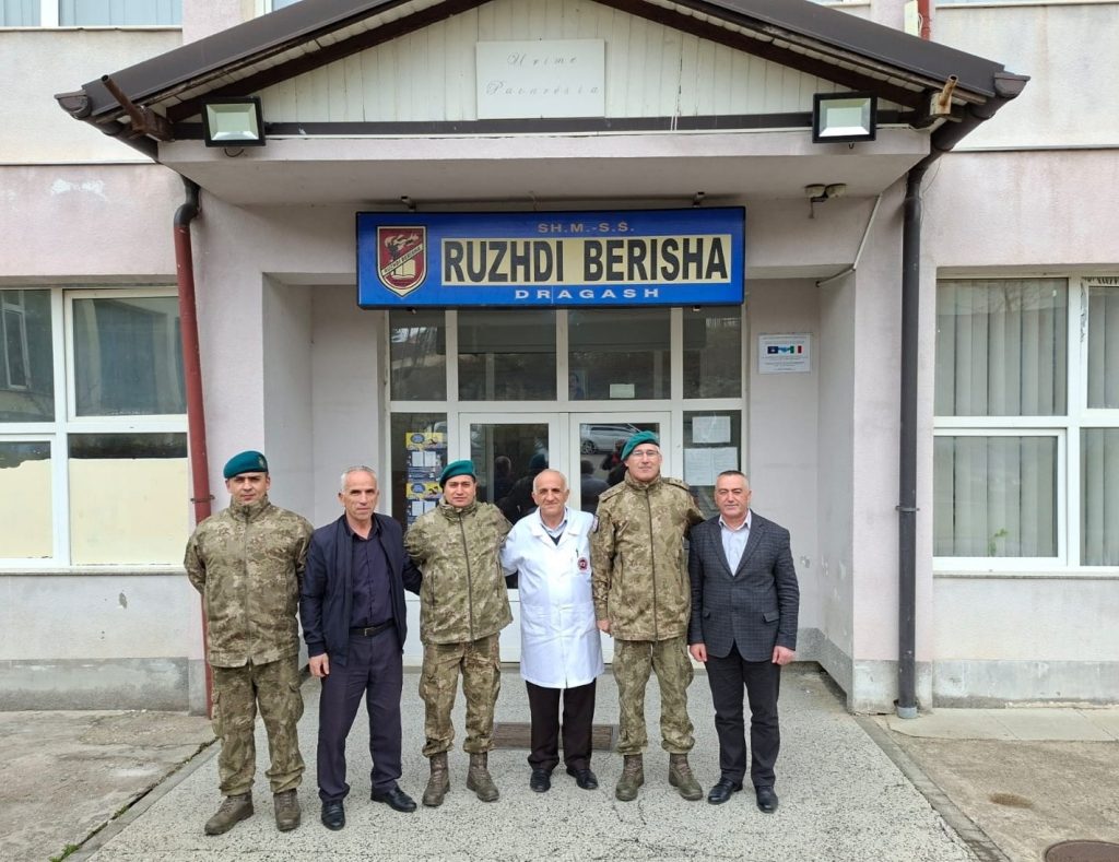 KFOR-i Turk viziton ShML “Ruzhdi Berisha” në Dragash për projektin e kabinetit të informatikës