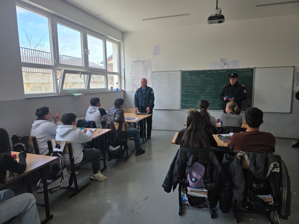 Policia e Kosovës zhvillon aktivitete vetëdijesuese në disa shkolla të Dragashit